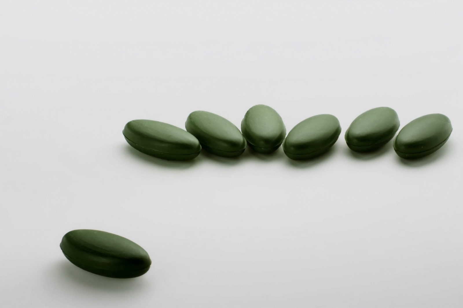 Conceptual illustration for the MediWatch guide: Why Weight-Loss Jabs Don't Work for Everyone